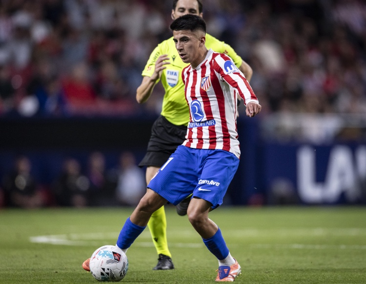 记者：帕尔梅拉斯引进阿尔马达涉及多个因素，含薪资、球员意愿等