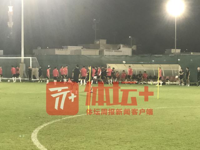 MK体育平台-洛国富因伤缺席恢复训练 场地横幅激励国足不放弃