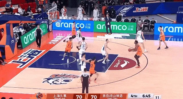 MK体育官网-怀特塞德被放空远距离跳投命中，上海末节首次反超青岛