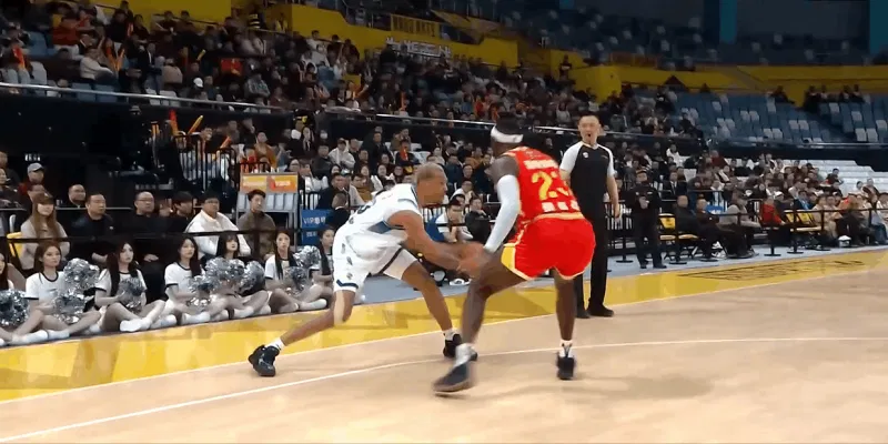 MK体育官网-贝兹利持球突破接转身上篮打成二加一，宁波队追至4分分差